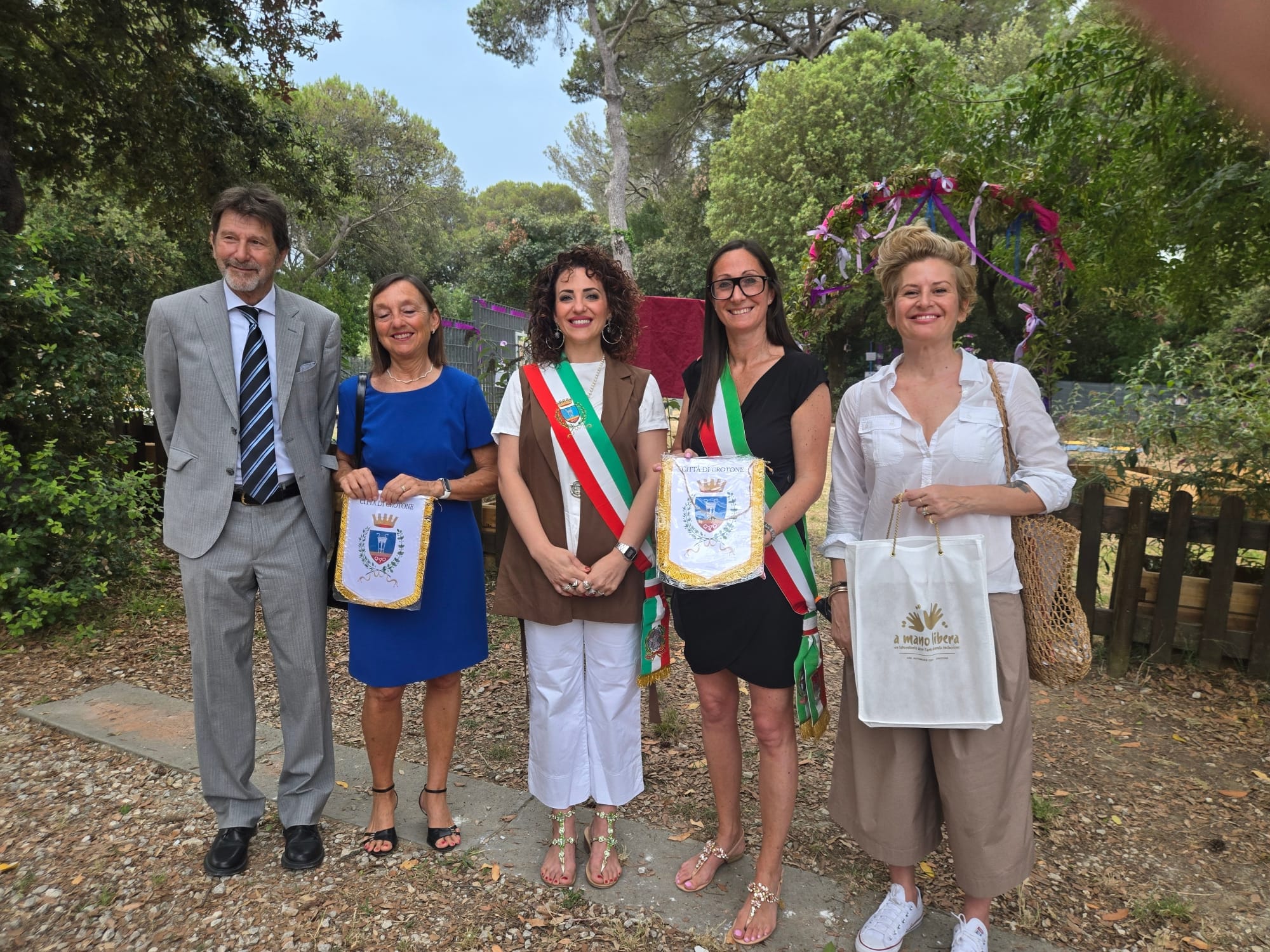 Dal dolore alla speranza: Livorno e Crotone unite nel nome dei piccoli Sara e Alì con il gemellaggio dei Giardini della Memoria