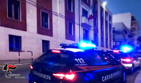 Reggio Calabria, notte di tensione: fuga pericolosa e due arresti dopo l’intervento dei Carabinieri