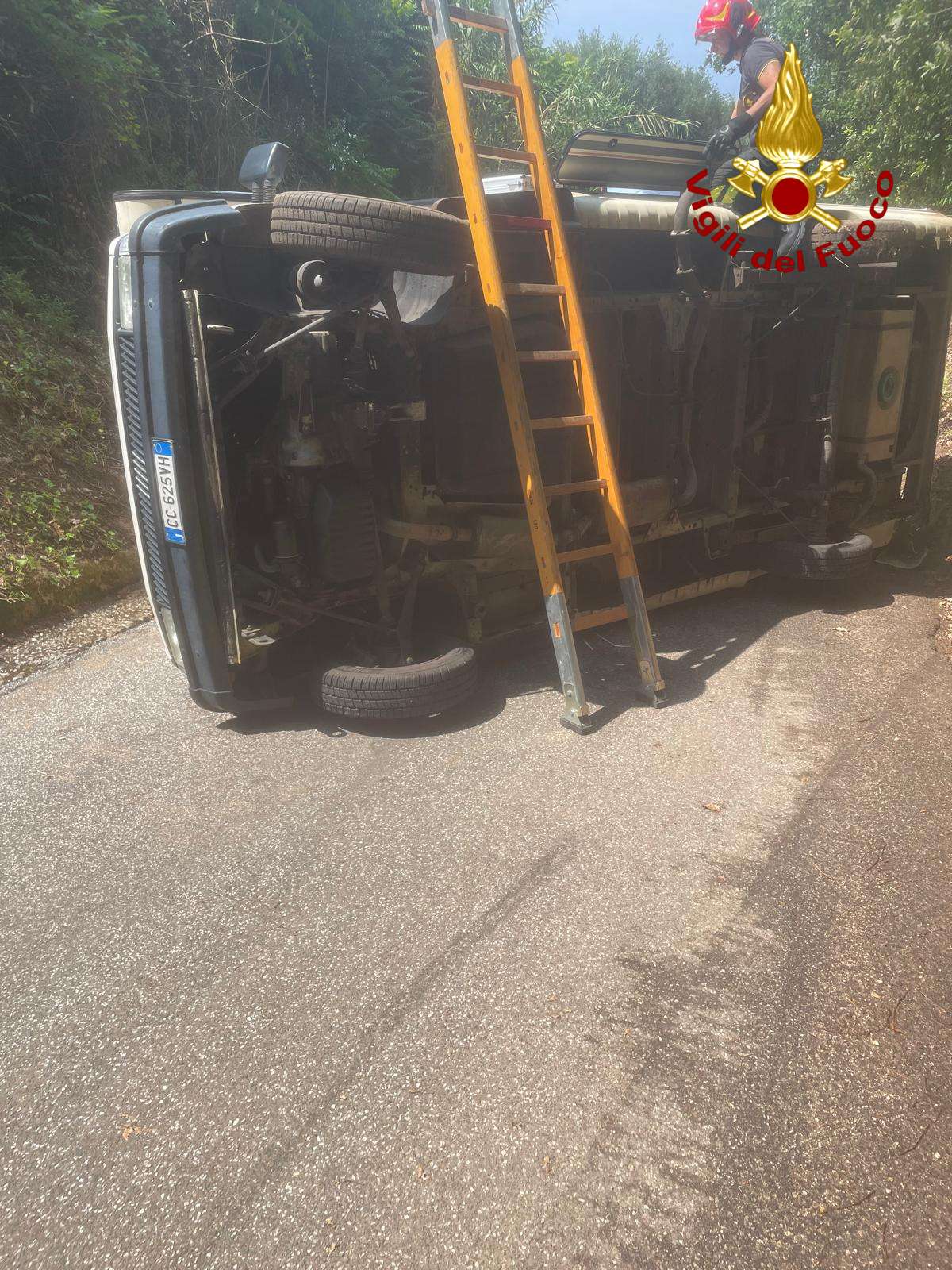 Camper si ribalta sulla Drapia-Tropea: Vigili del Fuoco salvano i due occupanti