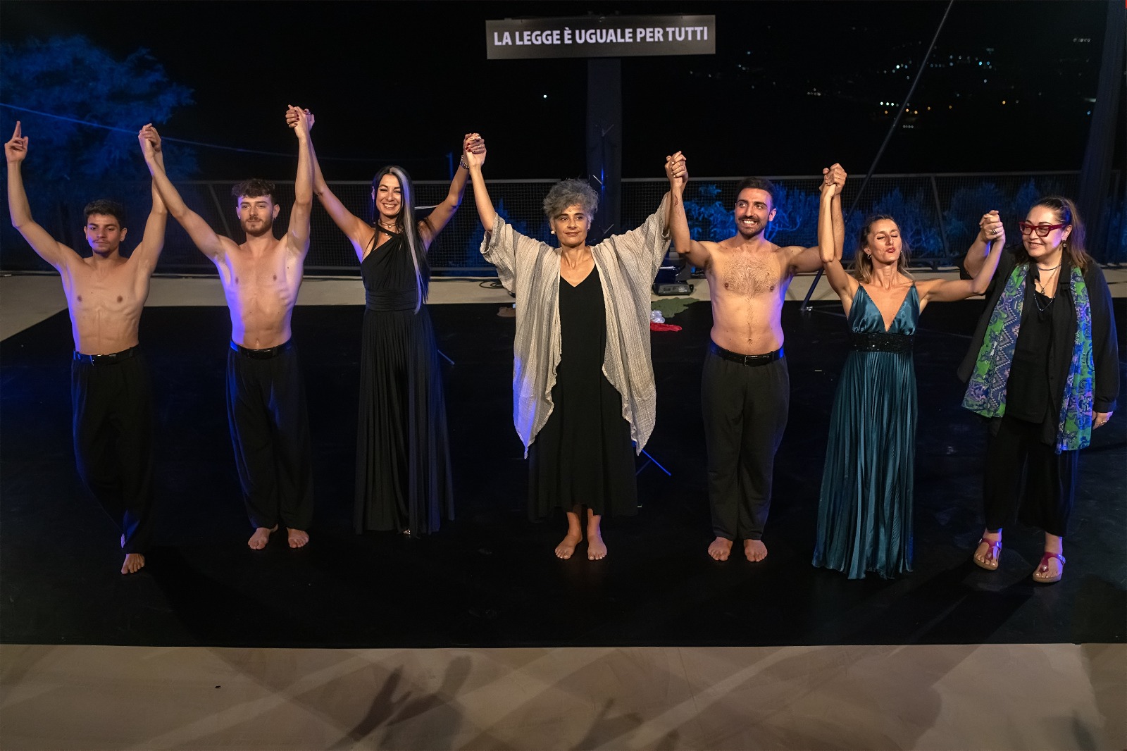 Il teatro restituisce un nome e una voce: Armonie d’Arte tra migranti, donne e libertà