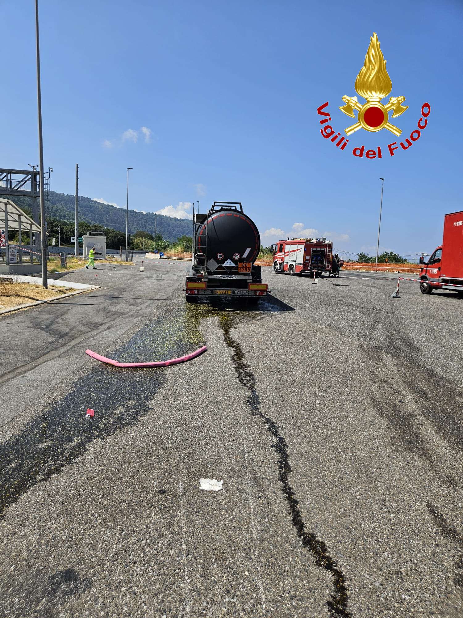 Emergenza sull’A2: perdita di acido cloridrico da un’autocisterna, Vigili del Fuoco al lavoro per la messa in sicurezza