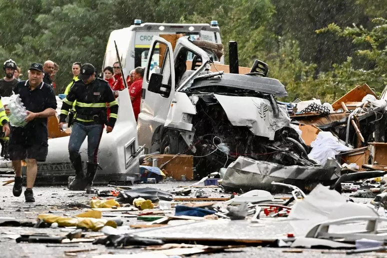 Strage sulla Terni-Rieti: schianto devastante tra bus e camper, sei morti e 26 feriti