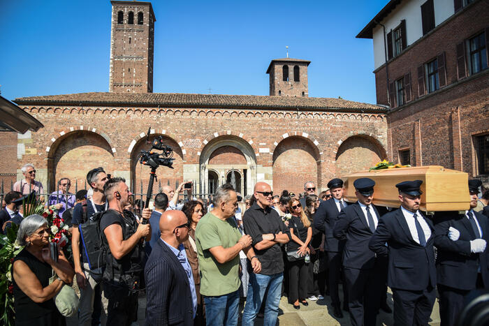 L’ultimo saluto a don Antonio Mazzi: Milano abbraccia il fondatore di Exodus