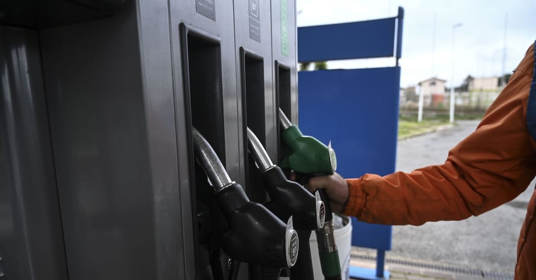 Carburanti, il Governo valuta un nuovo taglio delle accise: diesel verso nuovi record, benzina vicina ai 2 euro al litro