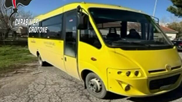 Strongoli, scuolabus senza pedana comprato con i fondi per gli studenti disabili: tre indagati