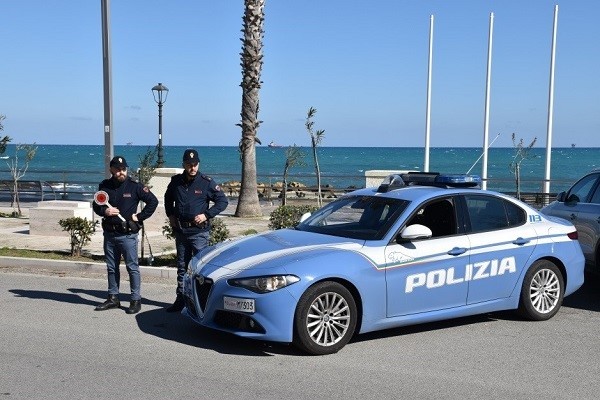 Crotone, pretende denaro e semina il terrore in casa: arrestato un 44enne