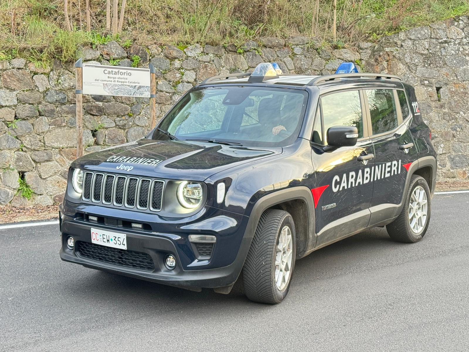 Rifiuti abbandonati tra Mosorrofa e Cataforio: tre persone denunciate, sequestrato un autocarro