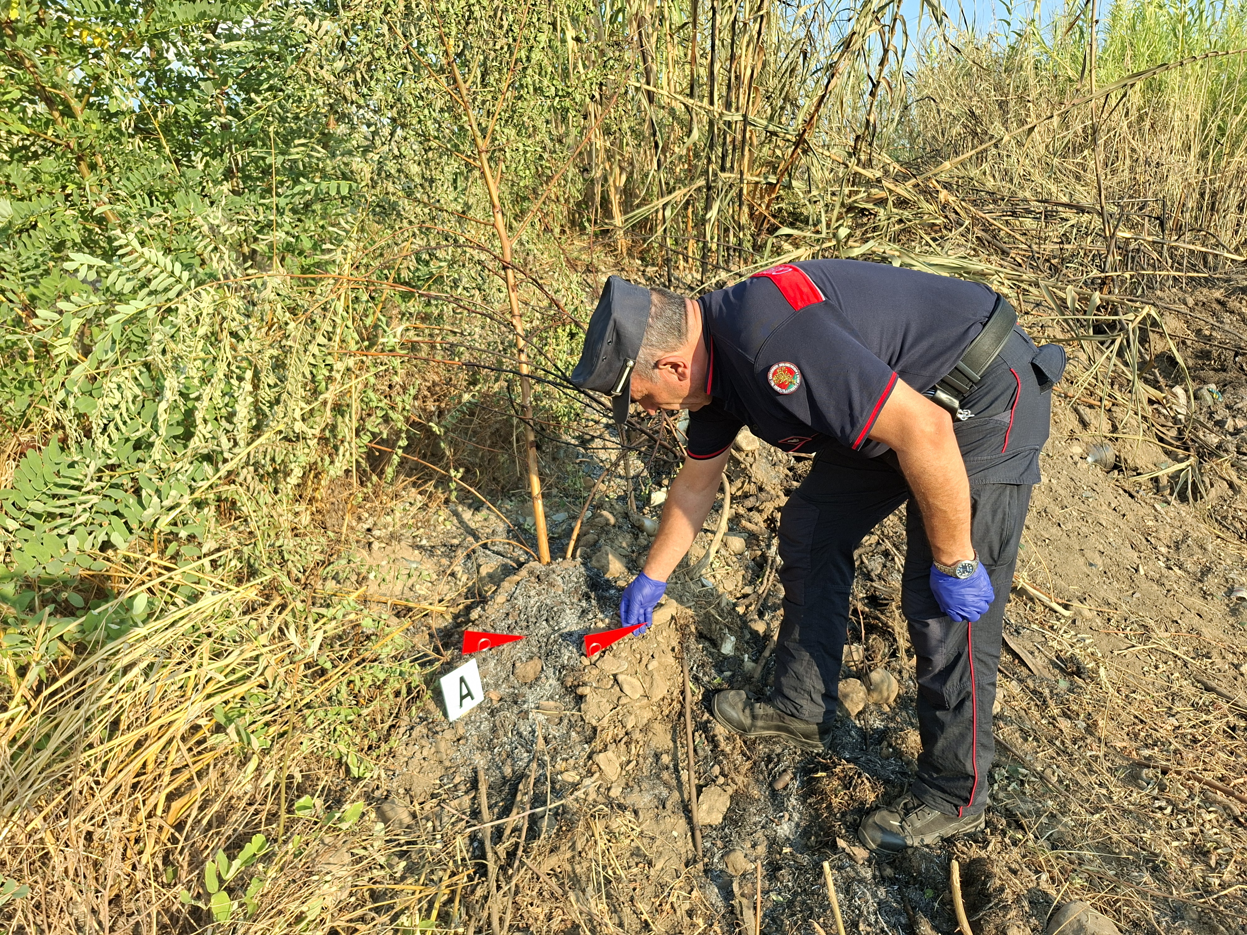 Rende, appicca il fuoco in più punti e si allontana: denunciato grazie alle immagini di un drone