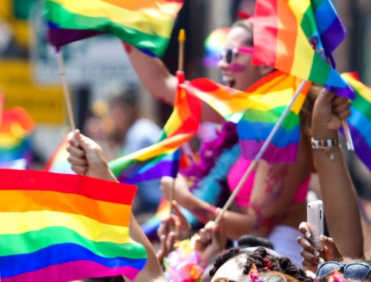 Catanzaro si veste d’arcobaleno: il primo Pride della città attraversa il lungomare