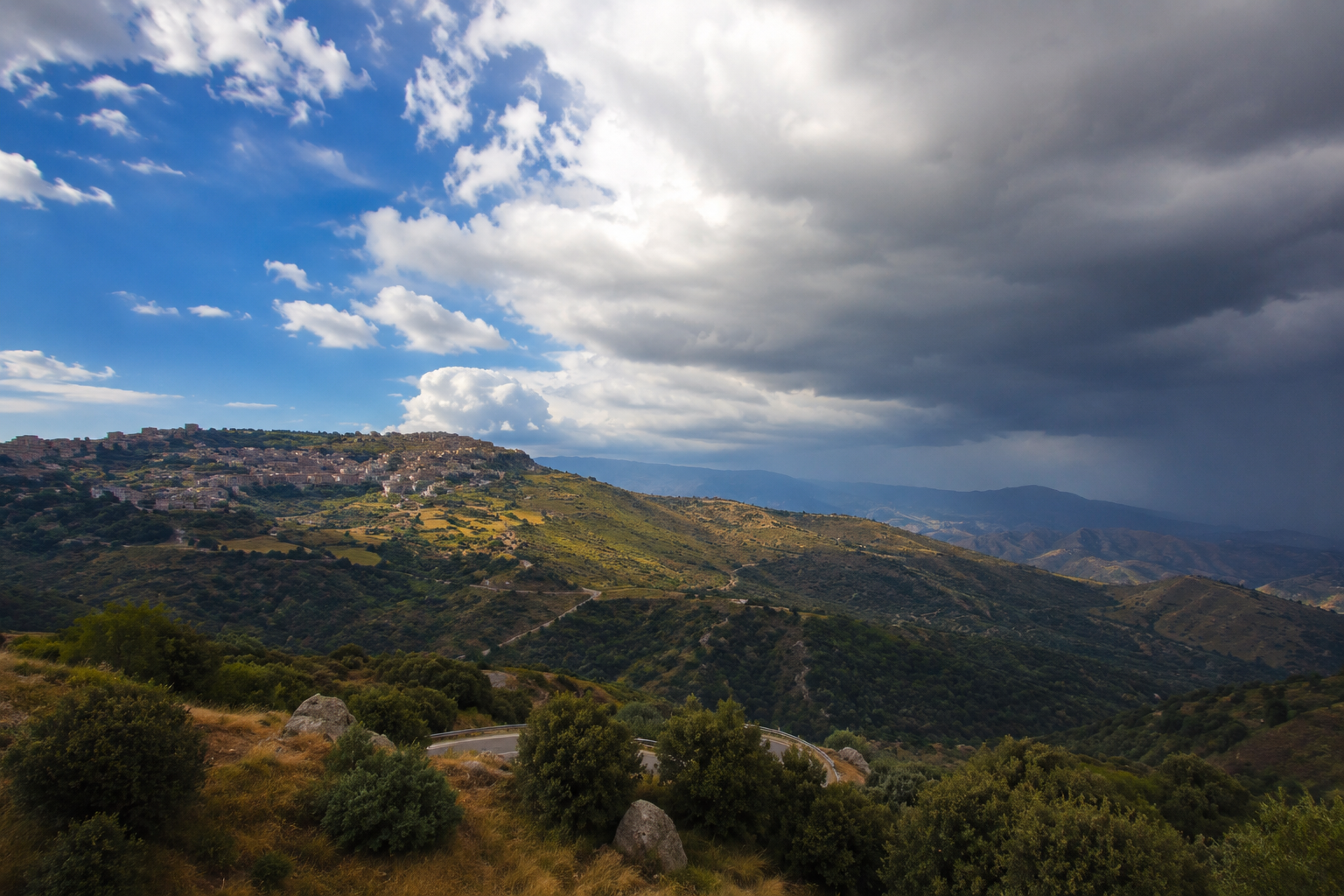 Calabria, domenica tra caldo e temporali: allerta gialla su tutta la regione