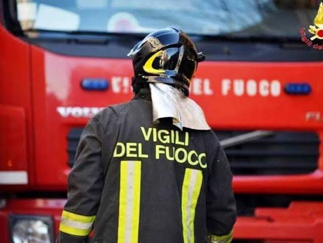 Due incendi in poche ore a Rende, nel mirino degli investigatori un’utilitaria grigia