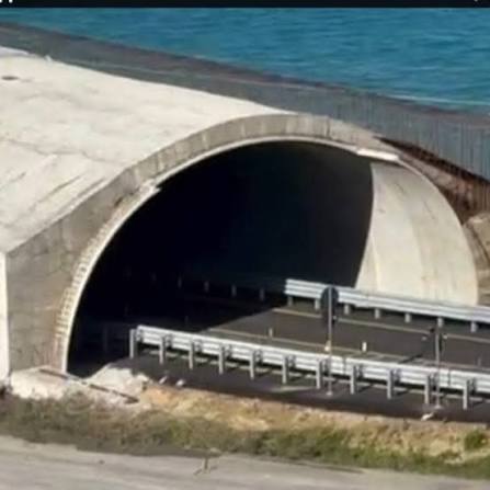 Roseto Capo Spulico, Tir in fiamme nella galleria della nuova 106: viabilità paralizzata per ore