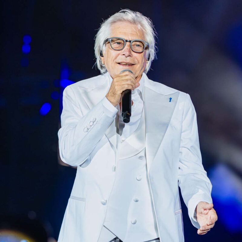 Nino D’Angelo torna in Calabria: due concerti tra Reggio e Diamante per i suoi 50 anni di musica