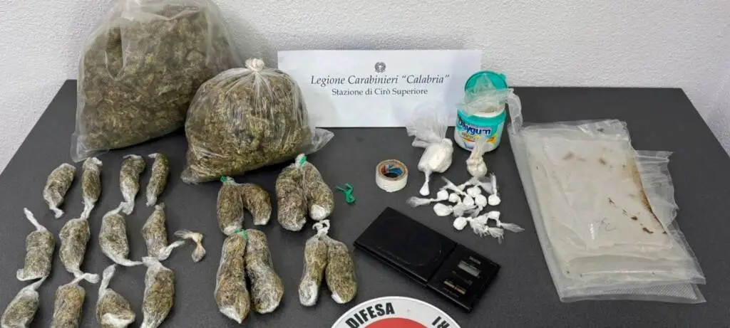 Cirò, droga nascosta in un immobile abbandonato: sequestrati oltre 400 grammi tra cocaina e marijuana