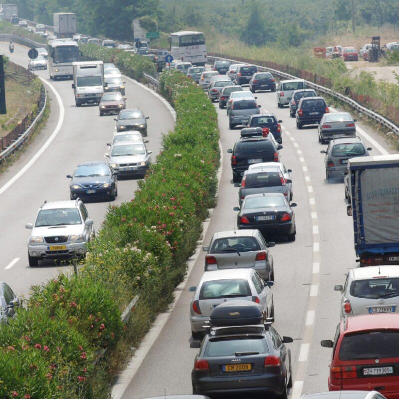 Incidente sull’A2 nel Catanzarese, scontro tra un’auto e un furgone: quattro feriti