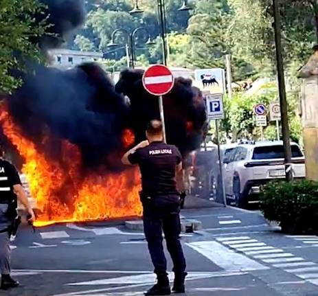 Tropea, auto distrutta dalle fiamme in viale Stazione: mattinata di caos nel traffico