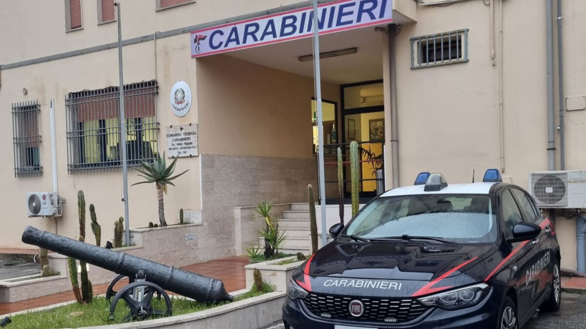 Isola di Capo Rizzuto, fermato in scooter con un ordigno artigianale nel marsupio: denunciato un 18enne