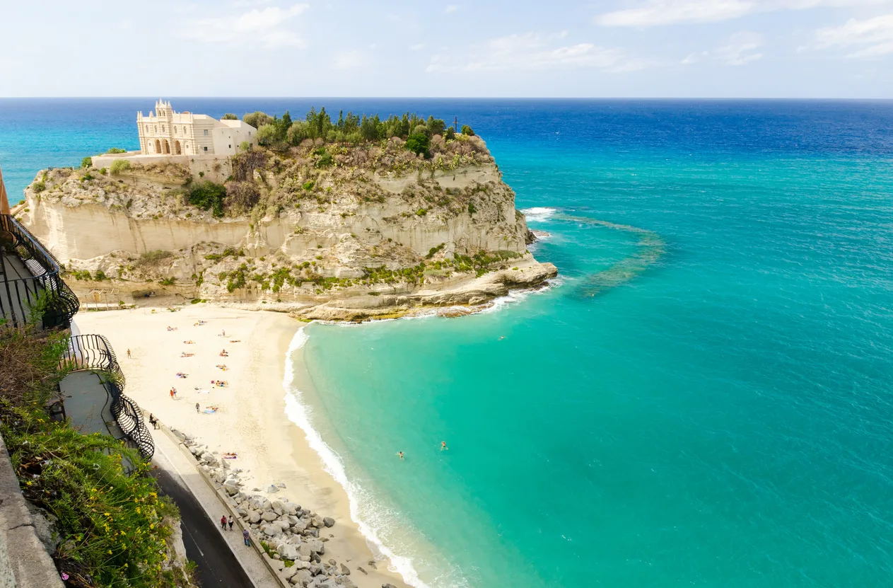 Tropea, massi si staccano dalla rupe e precipitano in mare: cinque feriti lievi