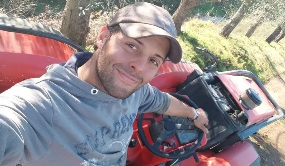 Cinquefrondi, cede il sostegno dell’auto: muore schiacciato il meccanico Anthony Ieranò