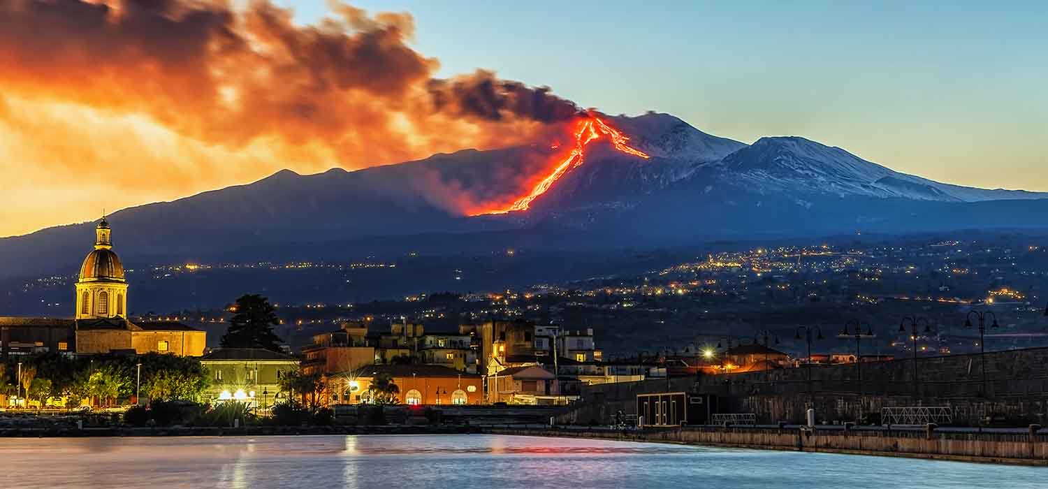 Etna, slitta ancora la riapertura dell’aeroporto di Catania: voli sospesi fino alle 2 di Ferragosto