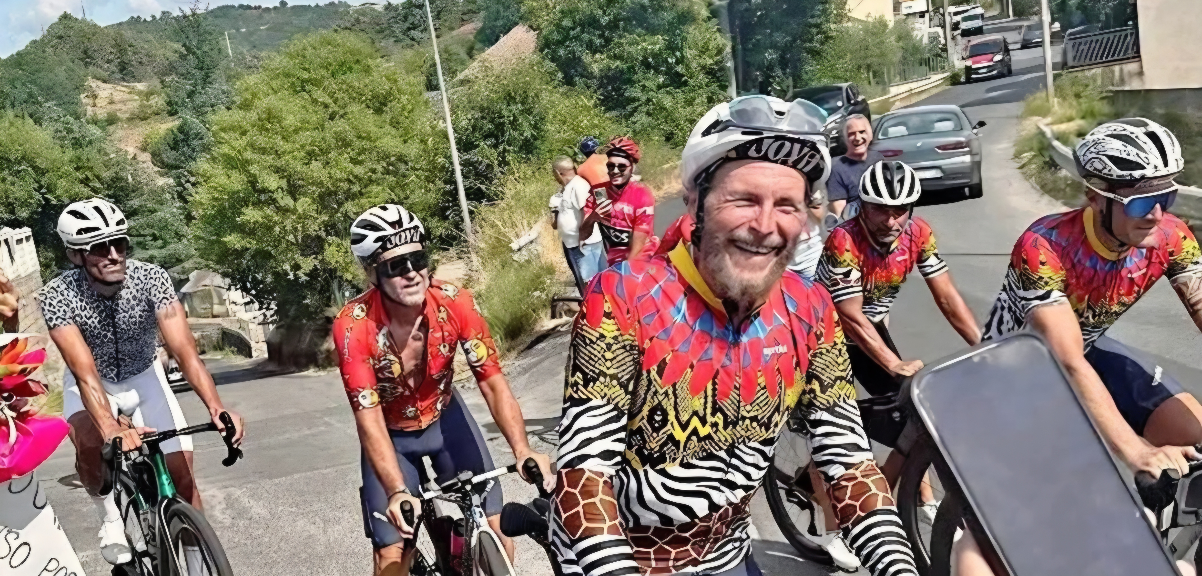 Jovanotti conquista la Calabria in bici: da Trebisacce ad Acri, poi la Sila verso Catanzaro