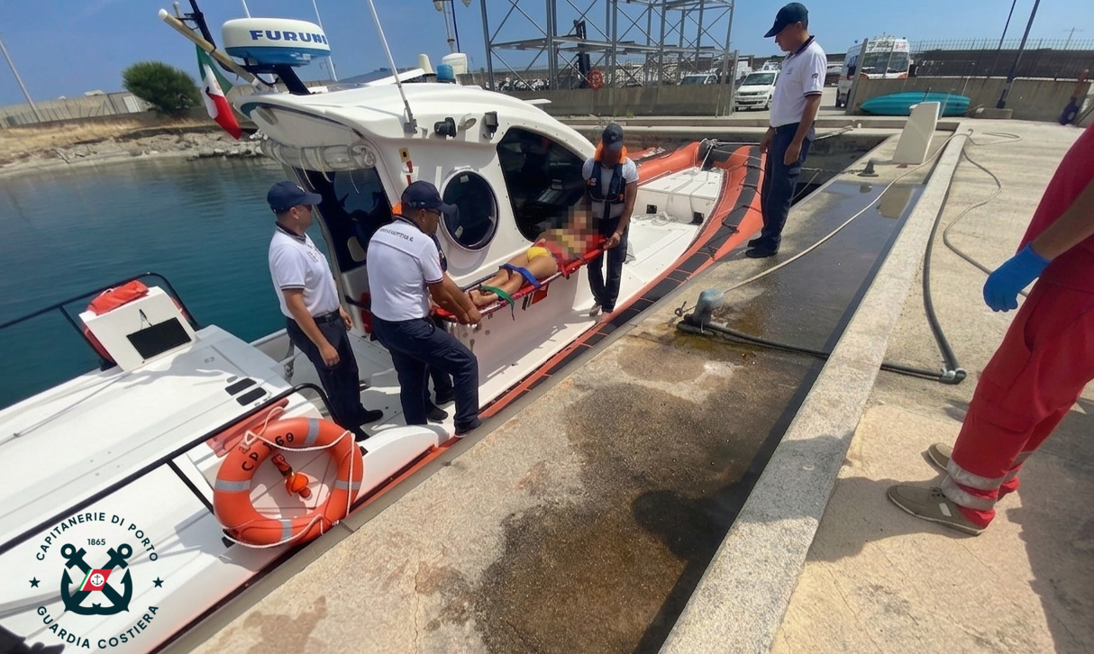 Copanello, turista cade sulla scogliera: salvata via mare dalla Guardia Costiera