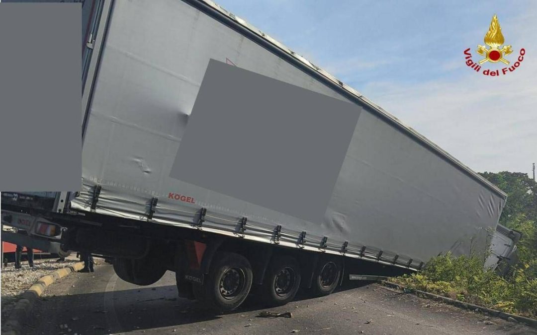 Bari, scontro tra due tir: camion resta sospeso nel vuoto, salvi i conducenti