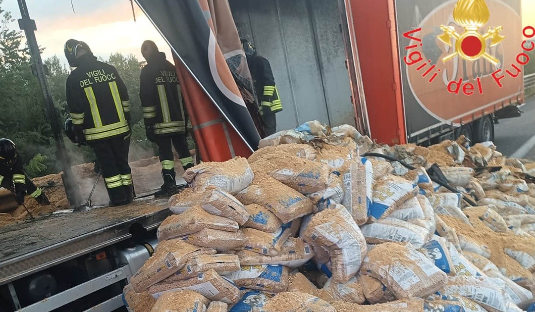Autotreno carico di pellet in fiamme sull’A2 tra Lamezia e Falerna: autista salvo, ore di disagi