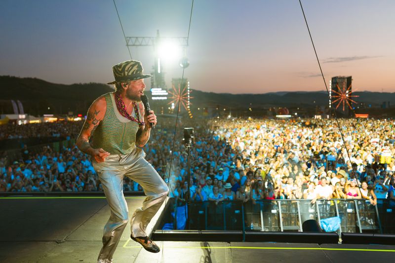 JOVANOTTI, LA CALABRIA DIVENTA PARTE DELLO SPETTACOLO: DAI PEDALI DI ACRI ALLA FESTA DI CATANZARO
