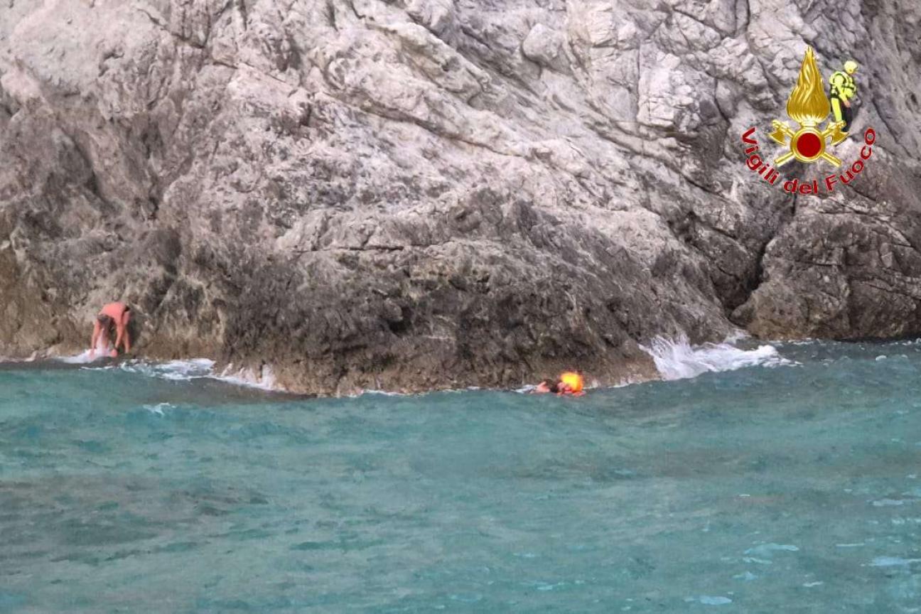 Capo Vaticano, il mare mosso blocca due turisti sugli scogli: salvati a nuoto dai Vigili del Fuoco