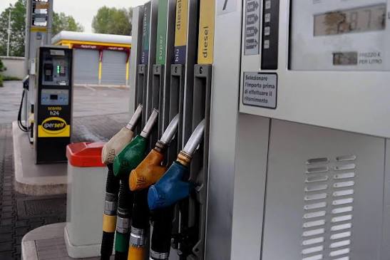 Carburanti, benzina oltre i 2,10 euro al litro in autostrada