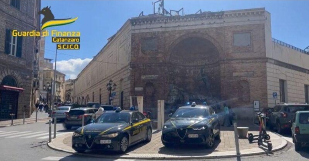 Maxi operazione della Guardia di Finanza a Catanzaro: cinque arresti e sequestri per 36,7 milioni