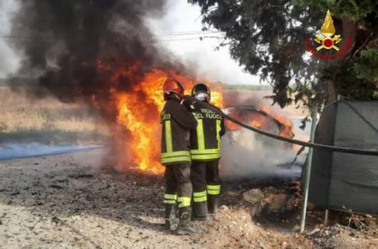 Fiamme in via Bari, paura a Cosenza: a fuoco un’automobile