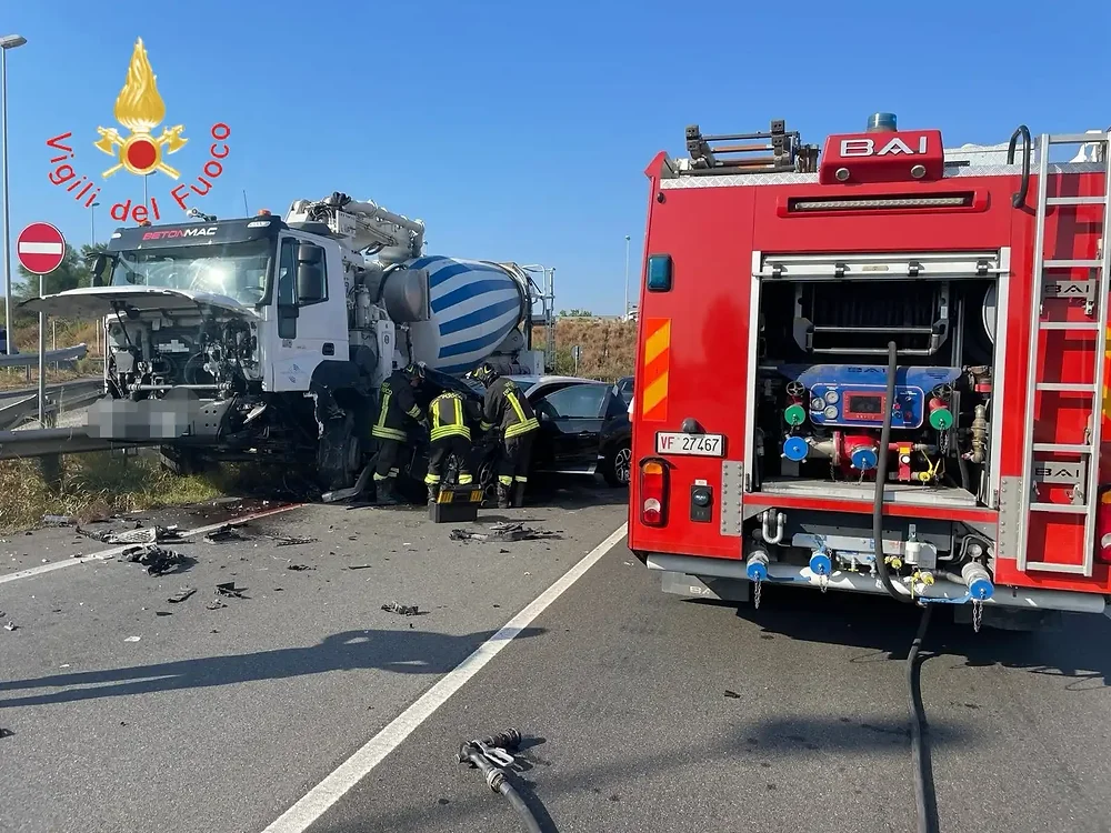 Statale 106, incidente tra tre veicoli: chiuso un tratto a Simeri Crichi
