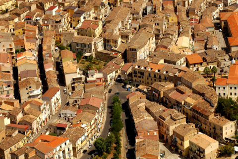Caporalato nella Sibaritide, dagli atti emerge il sistema degli “alloggi-ghetto”
