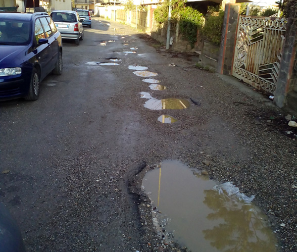 Lamezia, rifiuti e sosta irregolare a Sant’Eufemia: MTL chiede controlli in via Fiore