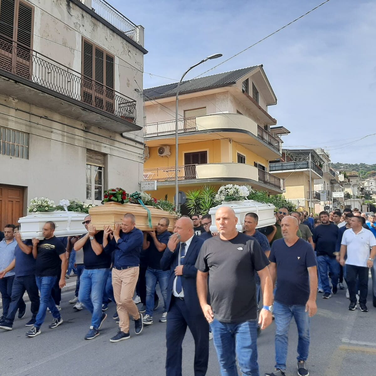 Gioiosa Ionica, folla ai funerali di Vincenzo Loccisano e delle due figlie