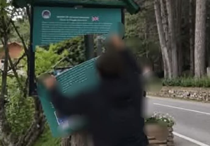 Villaggio Mancuso, vandalizzato un cartello turistico: è giallo sulle ragioni del gesto