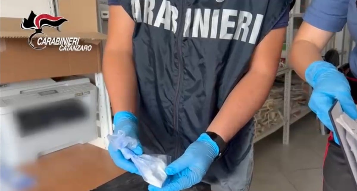 Falerna, fermato sul lungomare con oltre 70 grammi di cocaina: arrestato 42enne