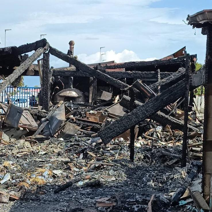 Pizzo, incendio distrugge un lido sulla spiaggia Savelli: un secondo rogo lambisce il Nautico