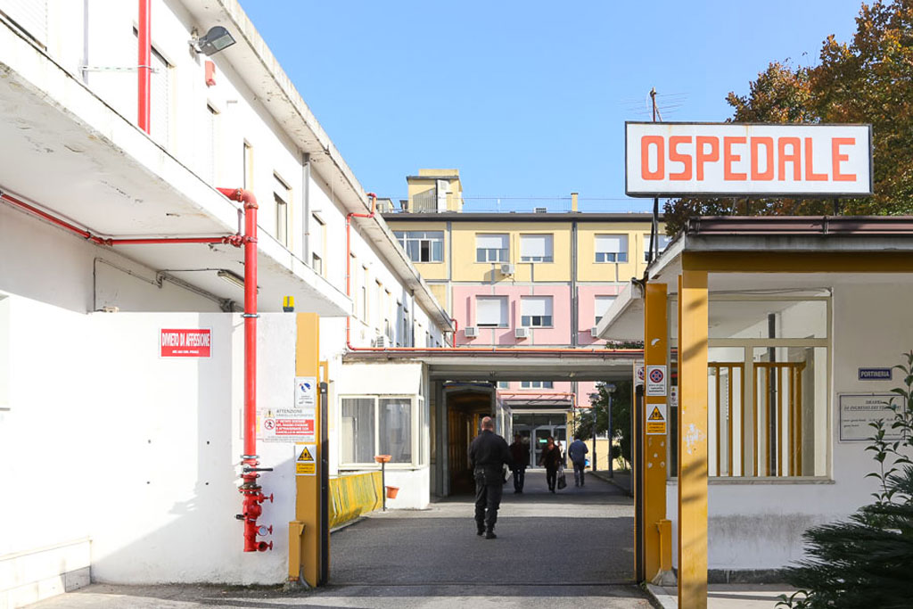 Rombiolo, 17enne precipita dalla finestra del secondo piano: ricoverata a Vibo