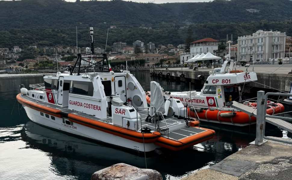 Parghelia, natante affonda al largo della costa: salvate sette persone dalla Guardia Costiera