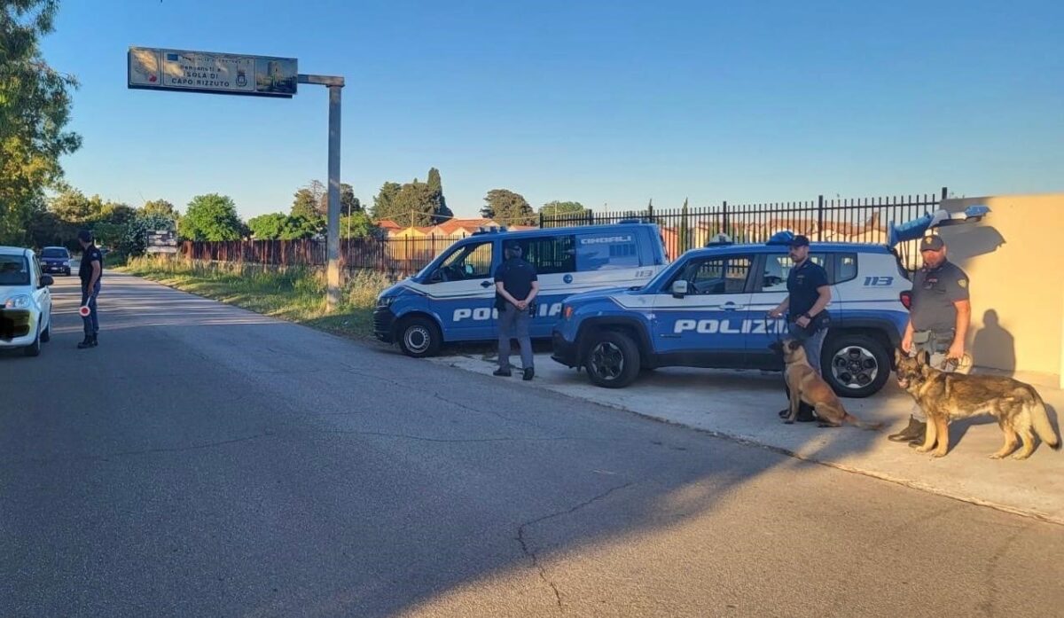 Crotone e Isola Capo Rizzuto, maxi-controlli della Polizia: 489 persone identificate e una denuncia