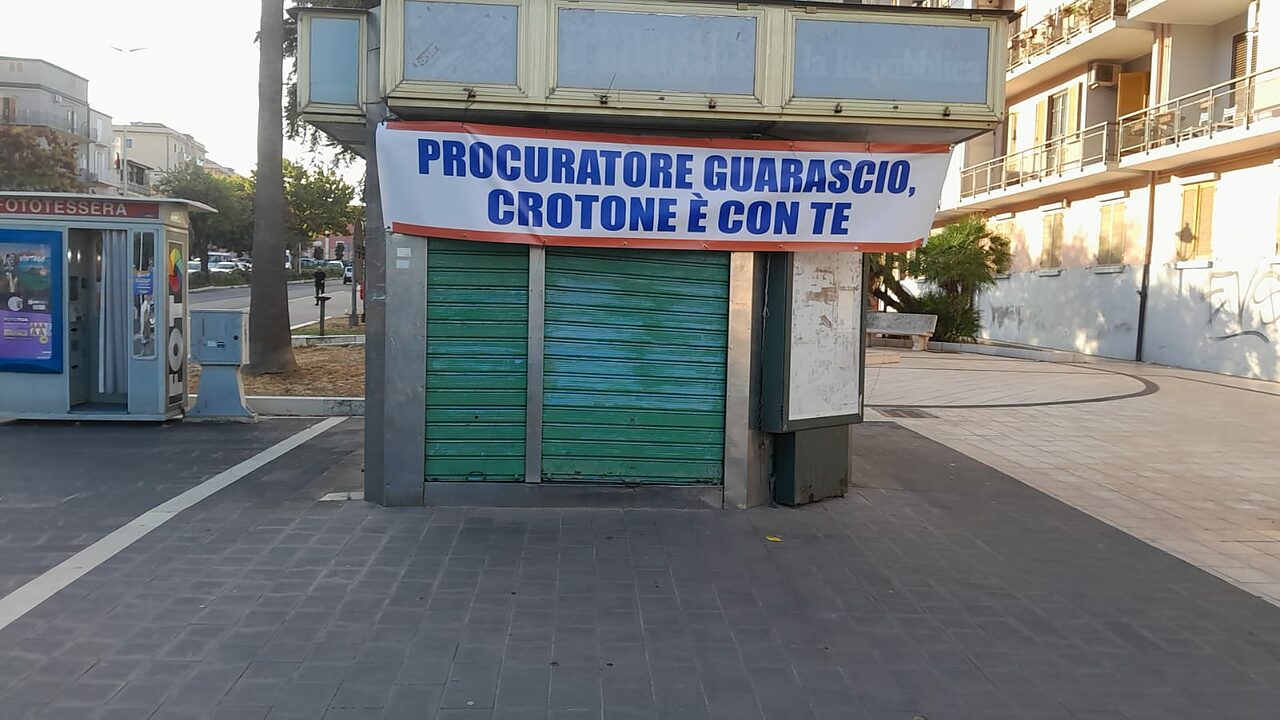Crotone, uno striscione davanti al Tribunale: “Procuratore Guarascio, Crotone è con te”