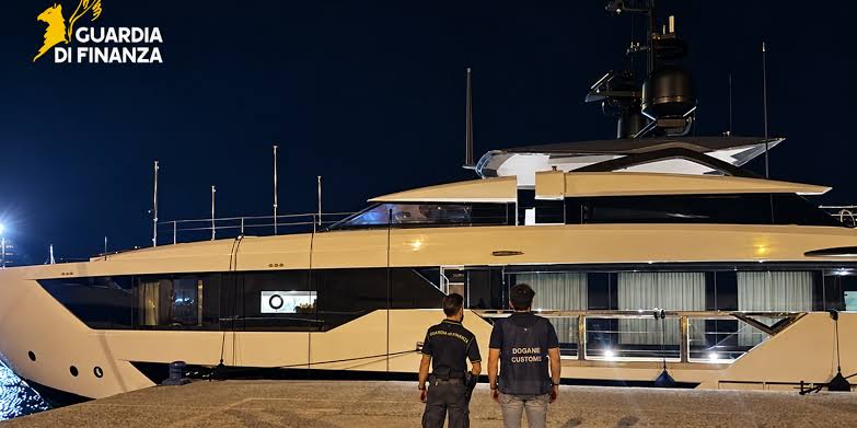 Roccella Ionica, sequestrato yacht di lusso: contestato un contrabbando da oltre 2 milioni di euro