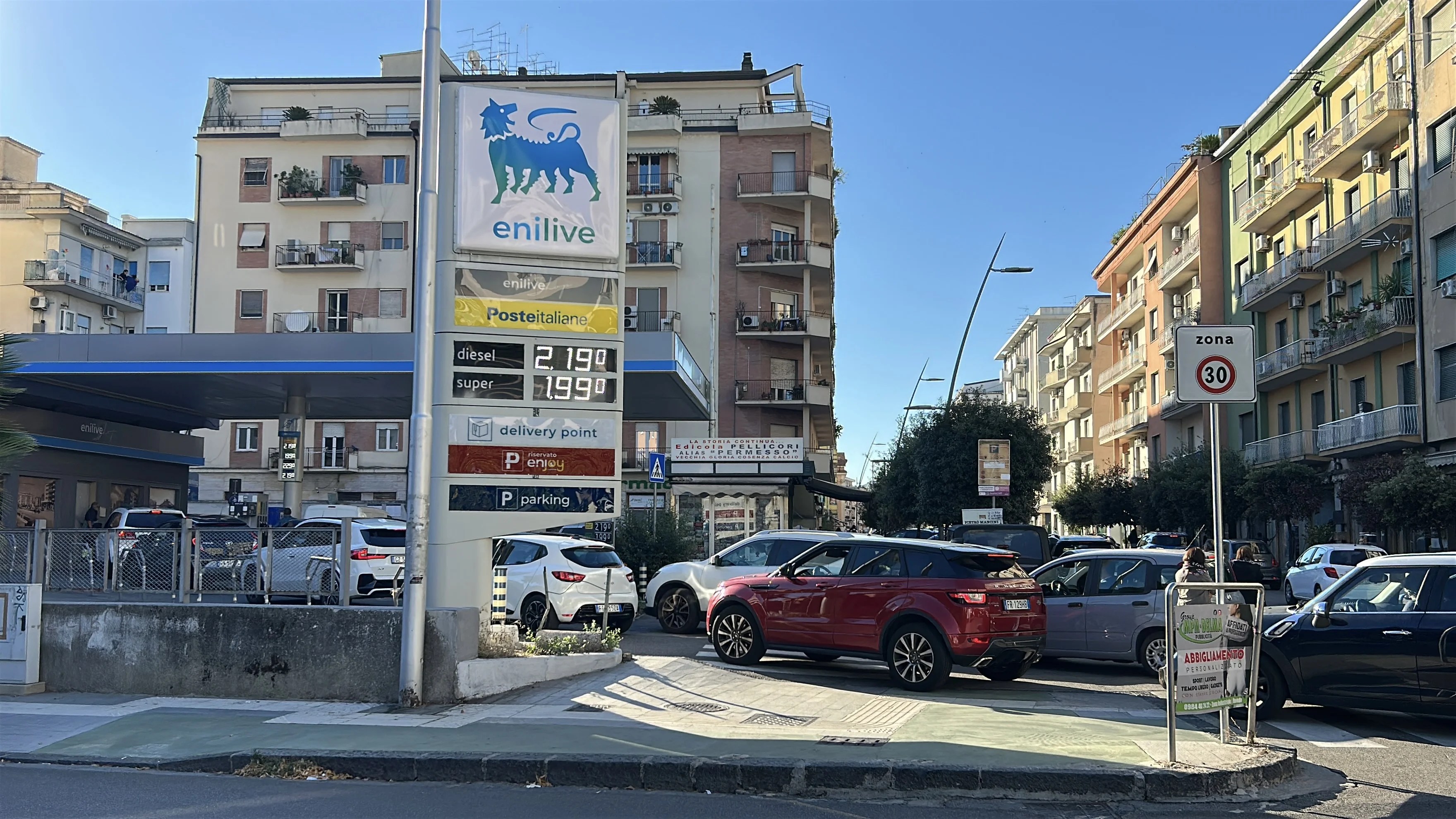 Carburanti, scatta il tetto Eni: benzina a 1,99 euro e diesel a 2,19