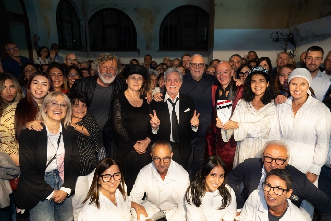 Vacantiandu Fest, apertura da tutto esaurito a Lamezia Terme con “Visita ai parenti”